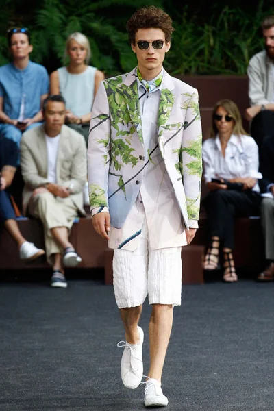 Look 9